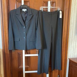 NWT Lesuit size 10 2PC